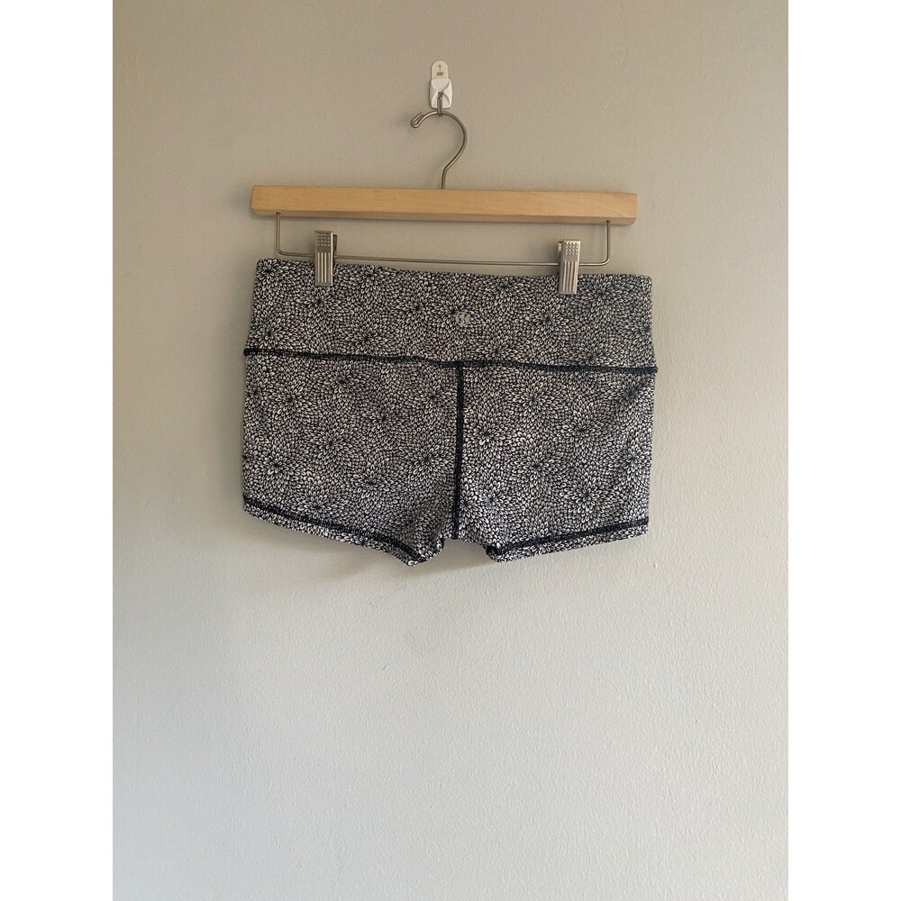 Lululemon Womens In Movement Shorts Size 6 Blooming Flower 2.5' Inseam